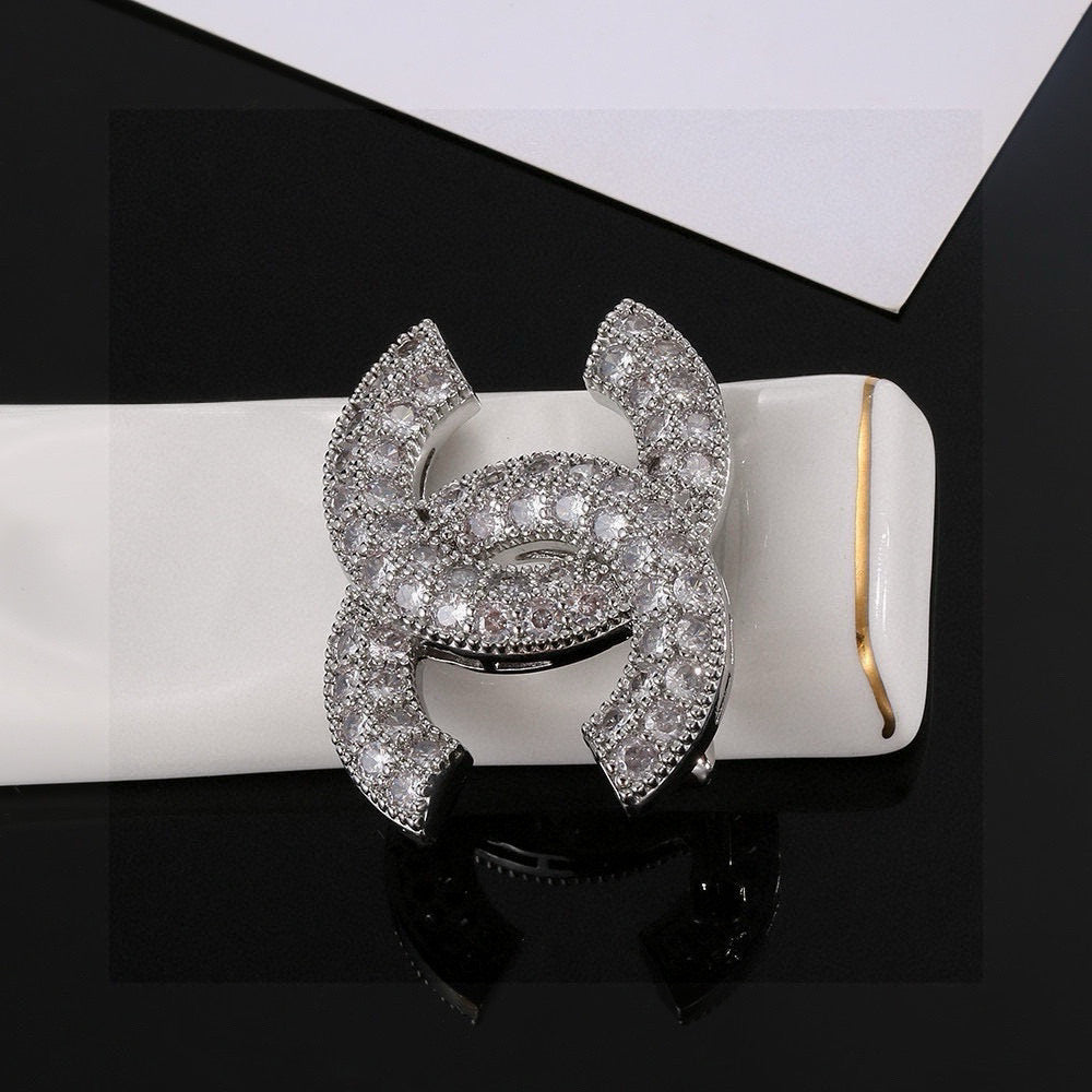 Double-C Emblem Brooch in Gold-Tone – Design 013 close-up detail
