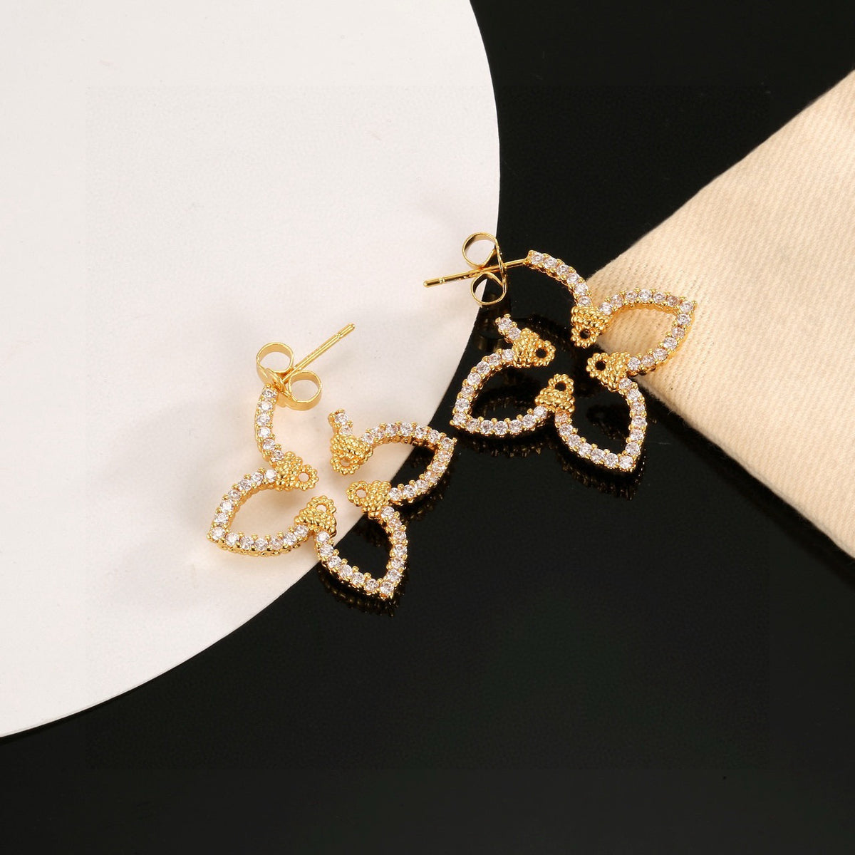Clover Stud Earrings in Gold-Tone – Clover Detail – Design 004 detail view
