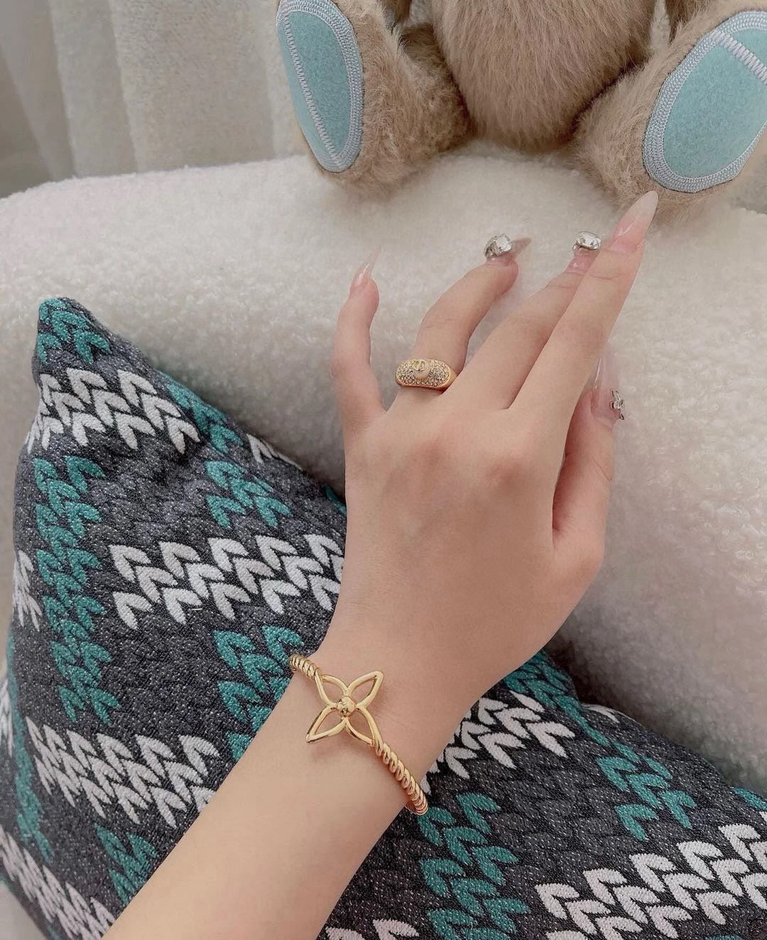 Clover Bangle in Polished Metal-Tone – Clover Detail – Design 009 front product view