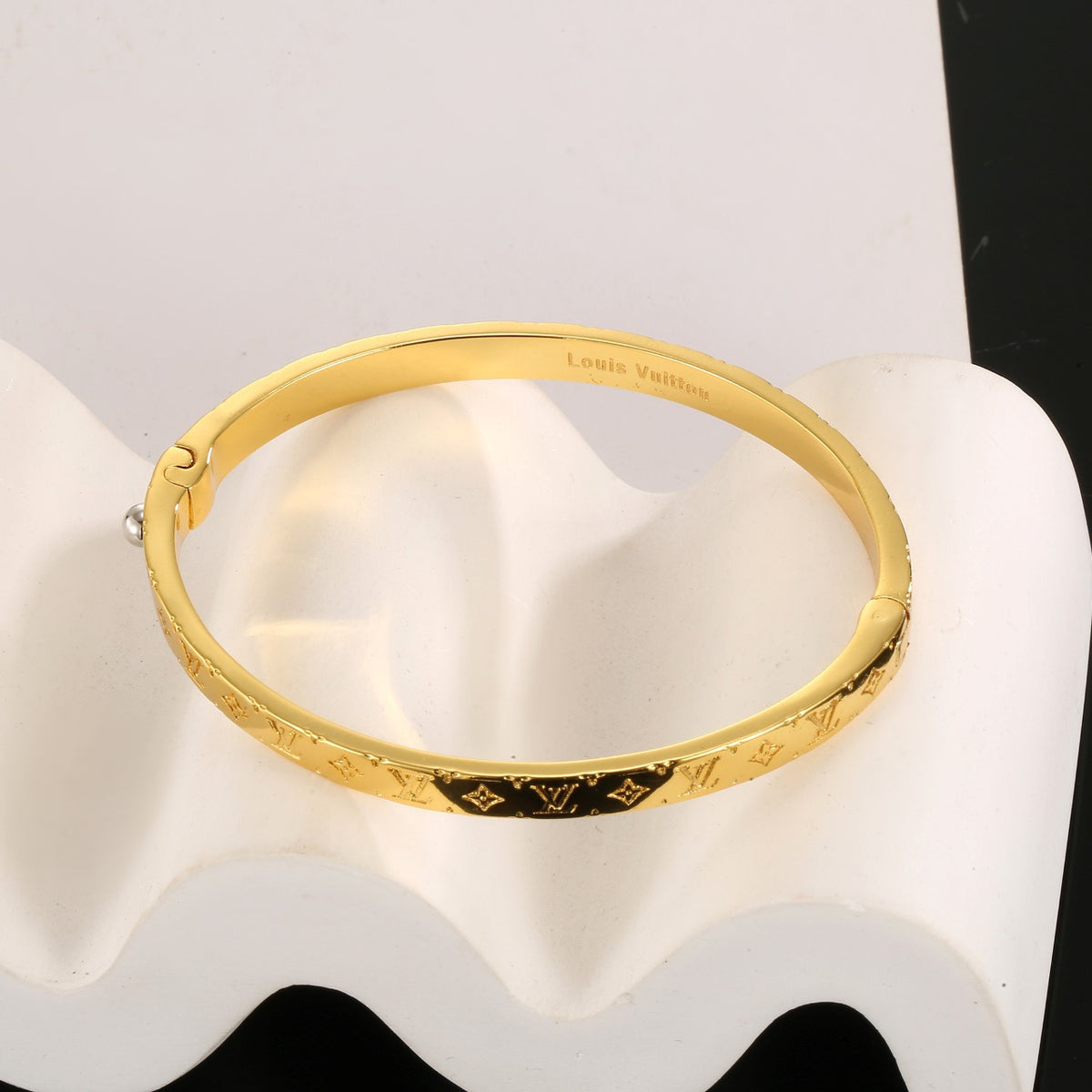 Clover Bangle in Polished Metal-Tone – Clover Detail – Design 008 close-up detail