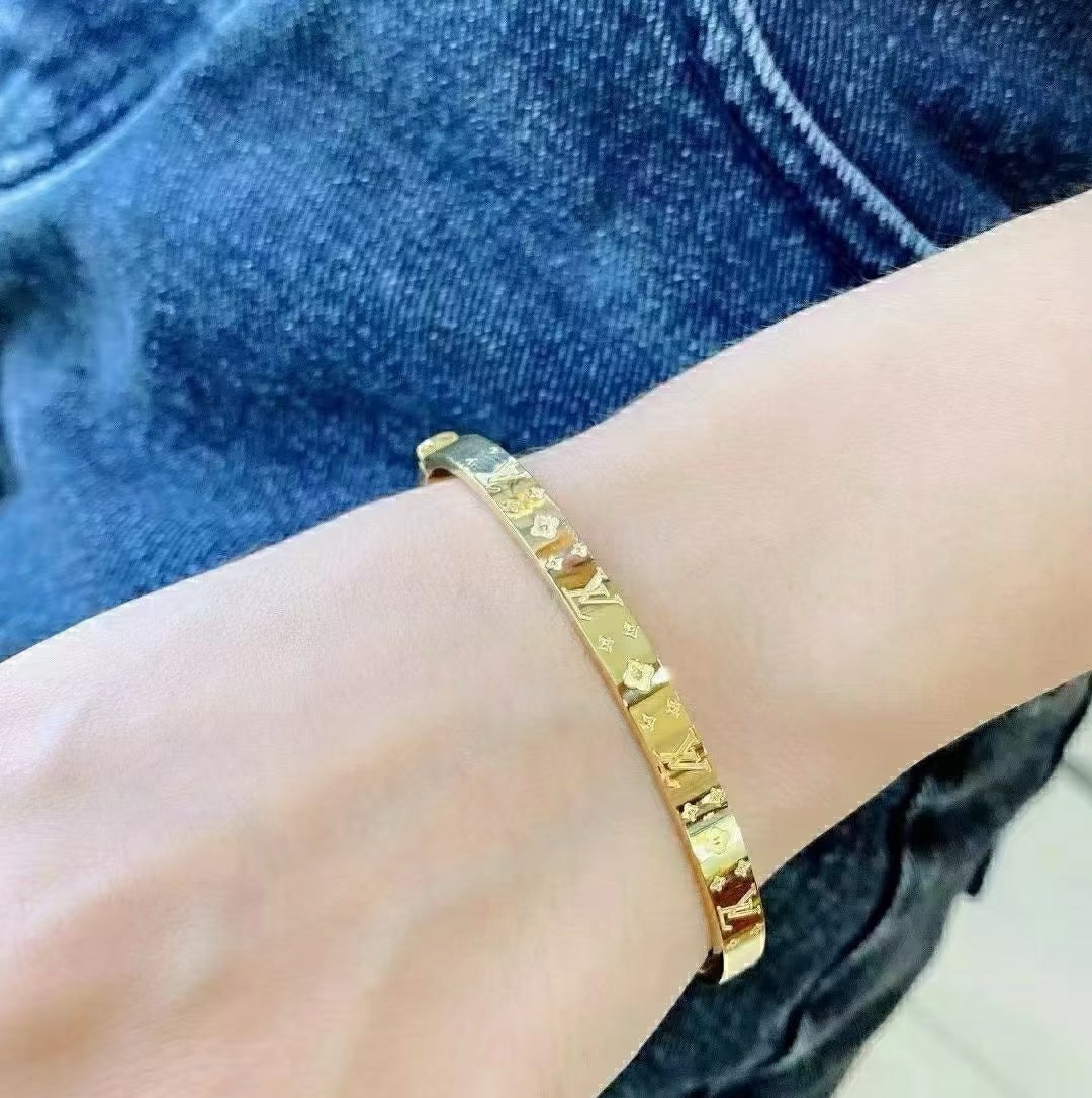 Clover Bangle in Polished Metal-Tone – Clover Detail – Design 008 front product view