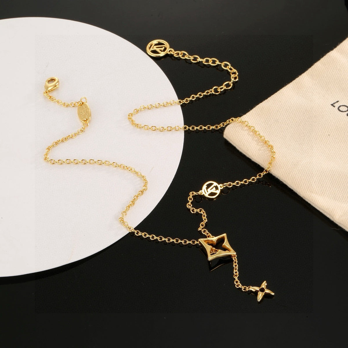 Clover Pendant Necklace in Polished Metal-Tone – Clover Detail – Design 004 close-up detail