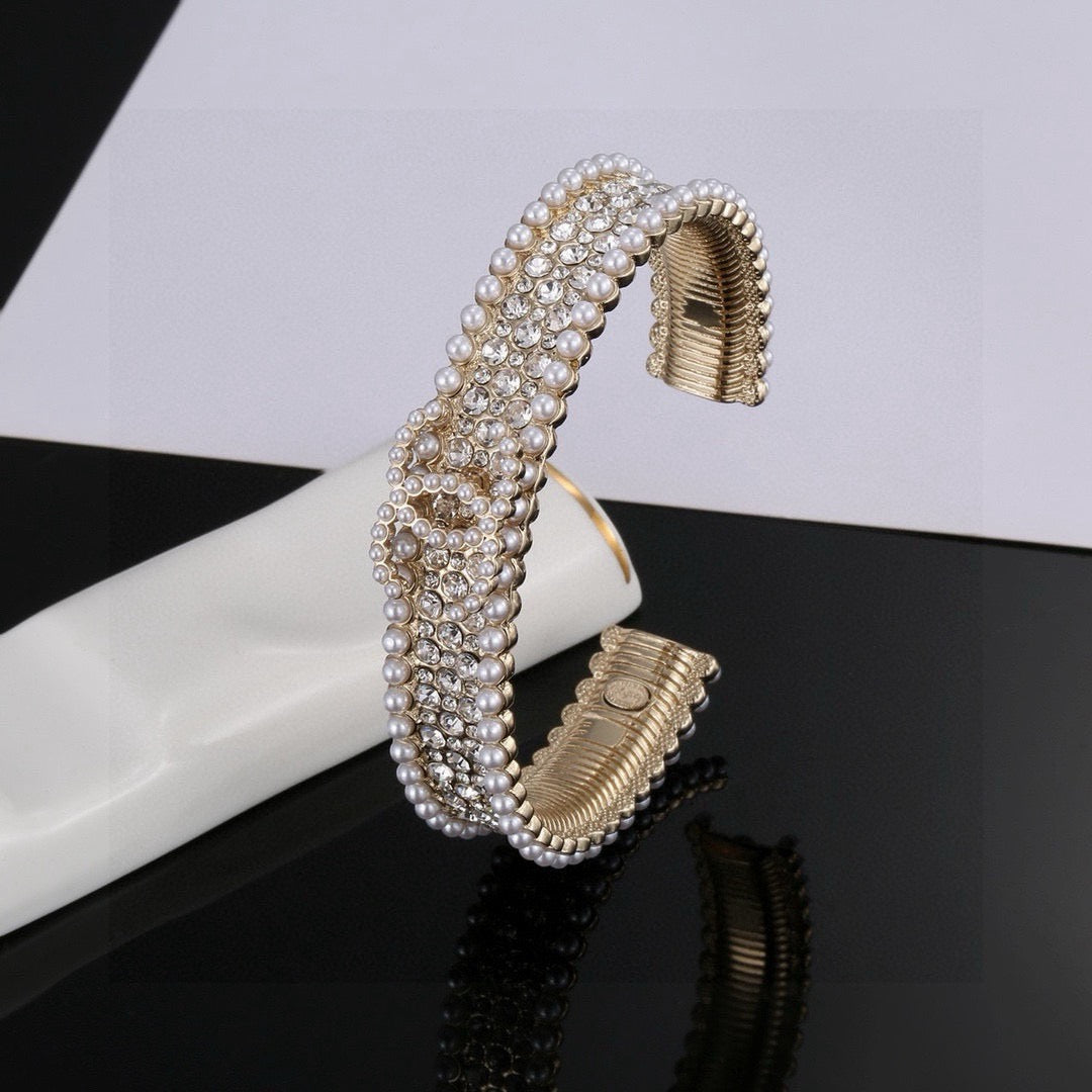 Pearl Bangle in Polished Metal-Tone – Pearl Detail – Design 002 detail view
