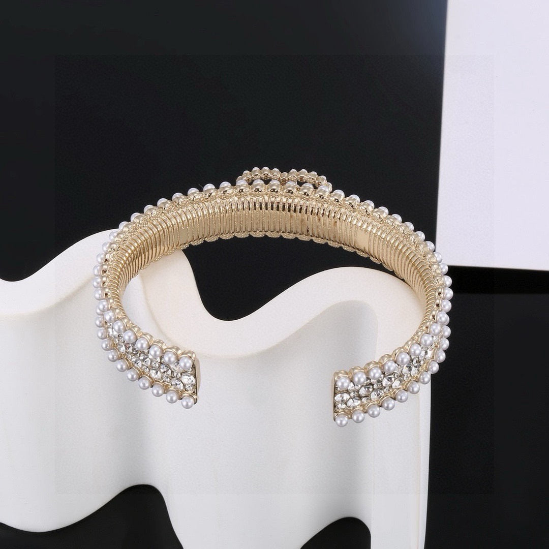 Pearl Bangle in Polished Metal-Tone – Pearl Detail – Design 002 close-up detail