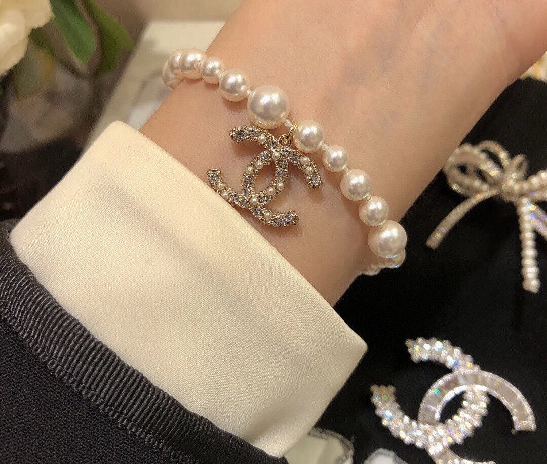 Double-C Emblem Bracelet in Gold-Tone – Pearl Detail – Design 003 detail view