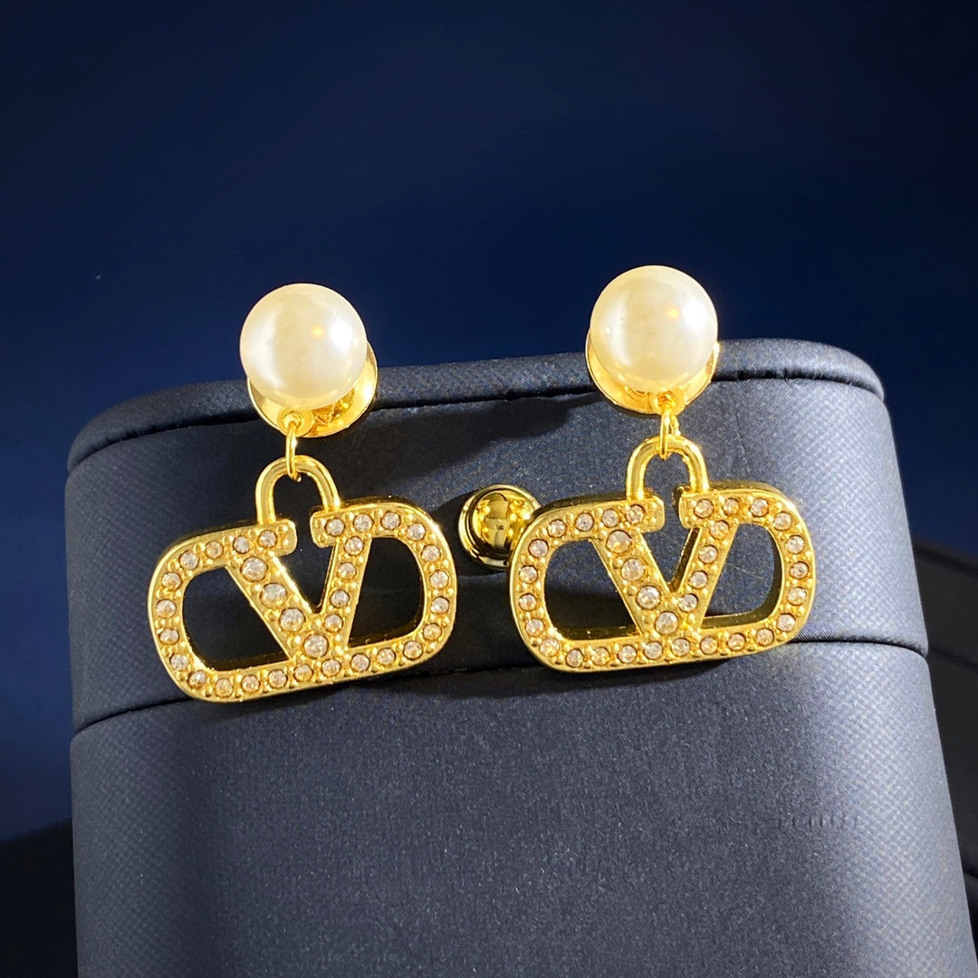 V Emblem Jewelry Accessory – White – Design 02 detail view