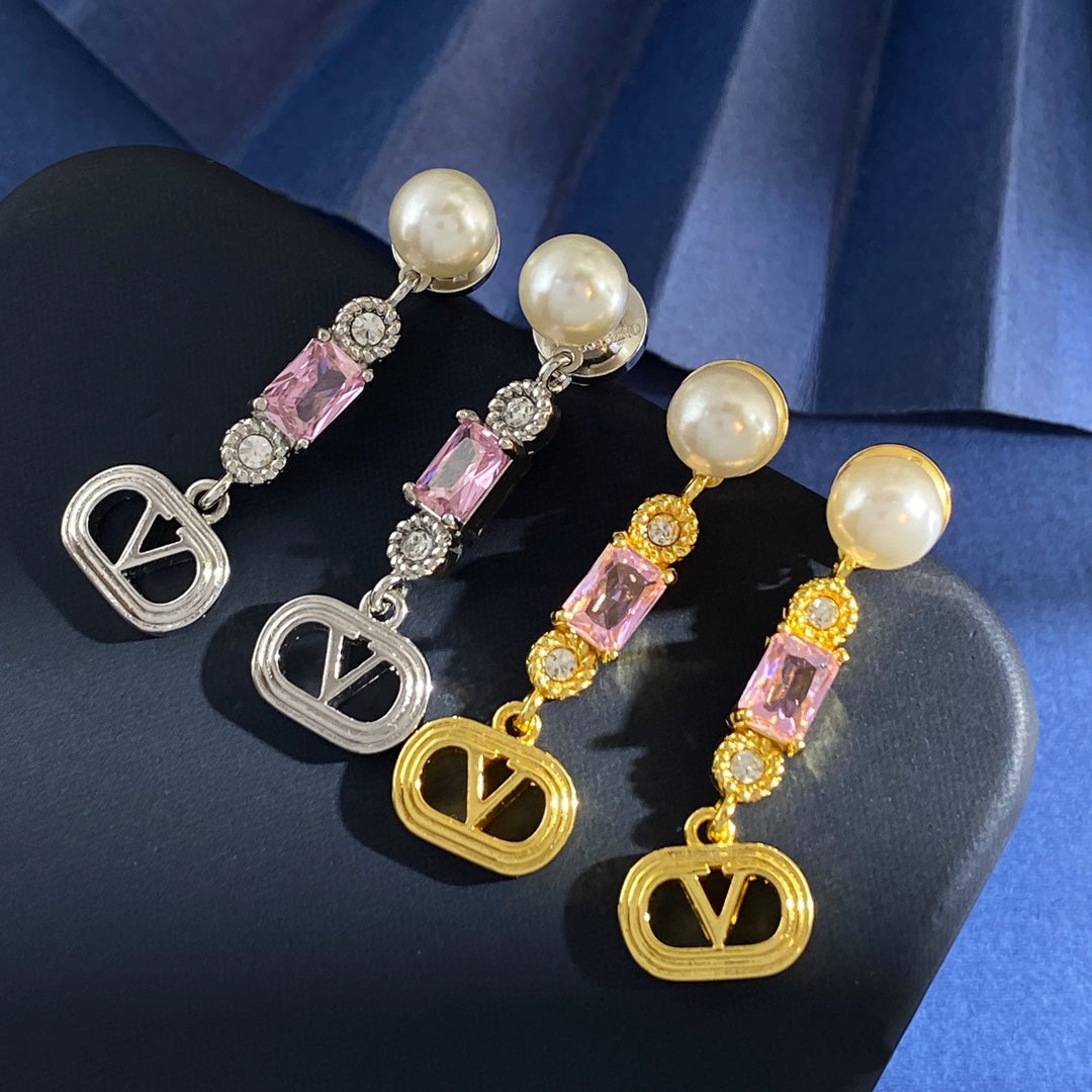 V Emblem Pearl-Detail Stud Earrings – Pink main product view