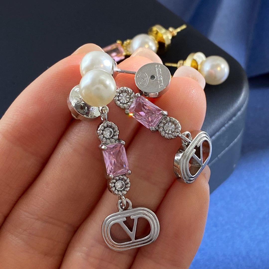 V Emblem Pearl-Detail Stud Earrings – Pink front view
