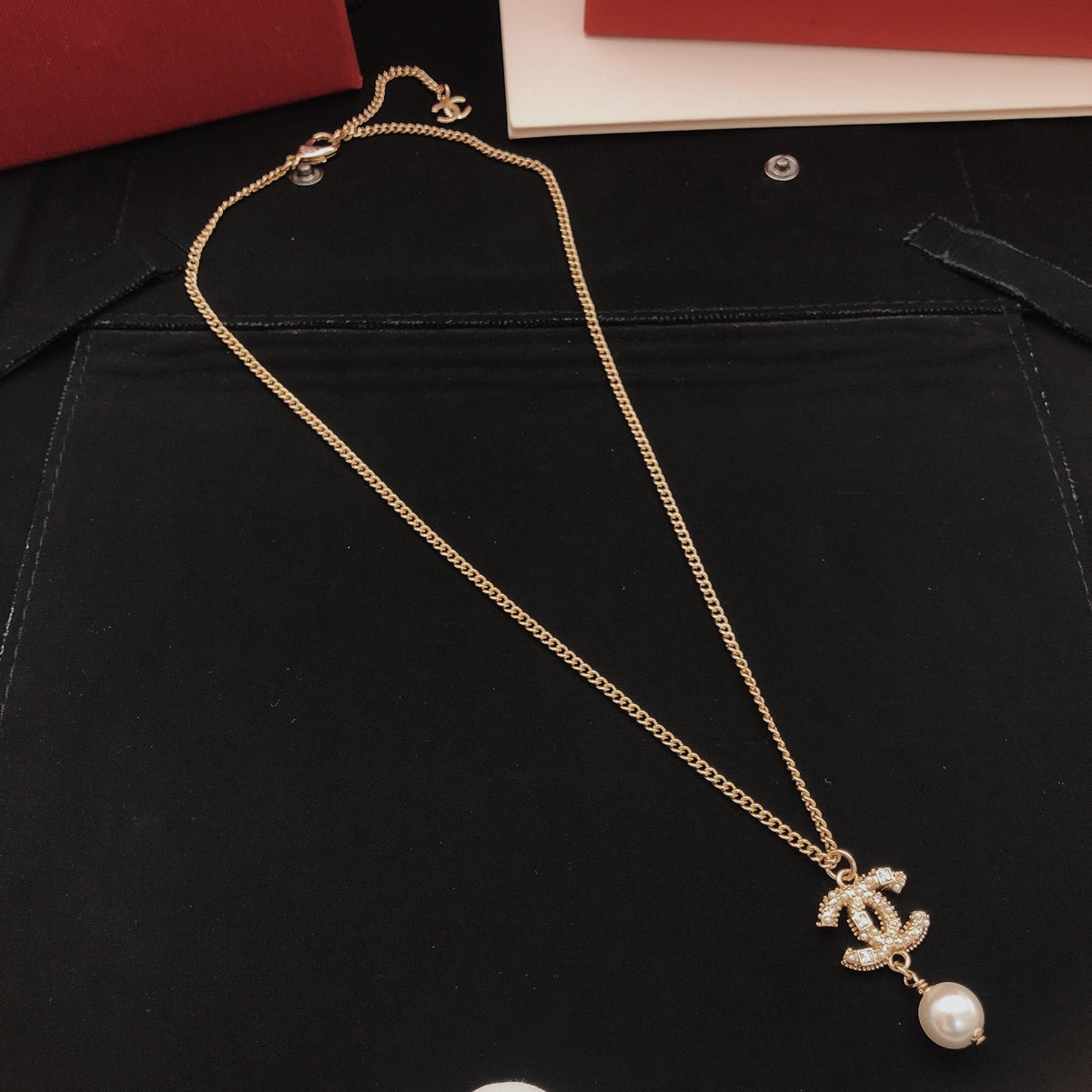 Pearl Pearl-Detail Pendant Necklace – Pearl Detail – Design 042 close-up detail