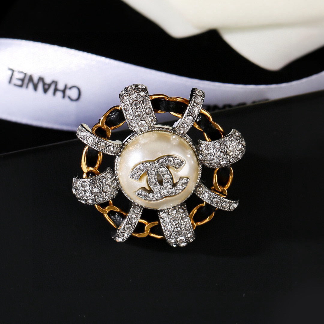 Double-C Emblem Brooch in Gold-Tone – Pearl Detail – Design 006 main product view