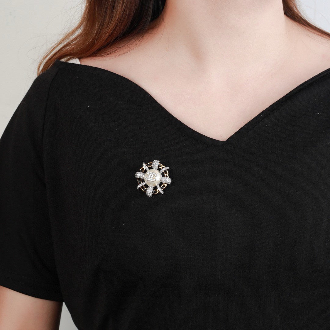 Double-C Emblem Brooch in Gold-Tone – Pearl Detail – Design 006 main product view