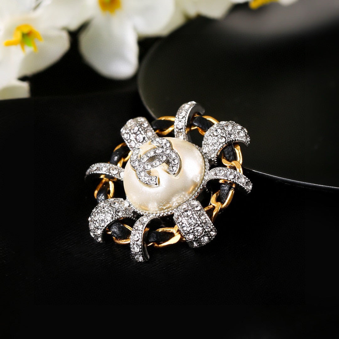 Double-C Emblem Brooch in Gold-Tone – Pearl Detail – Design 006 detail view