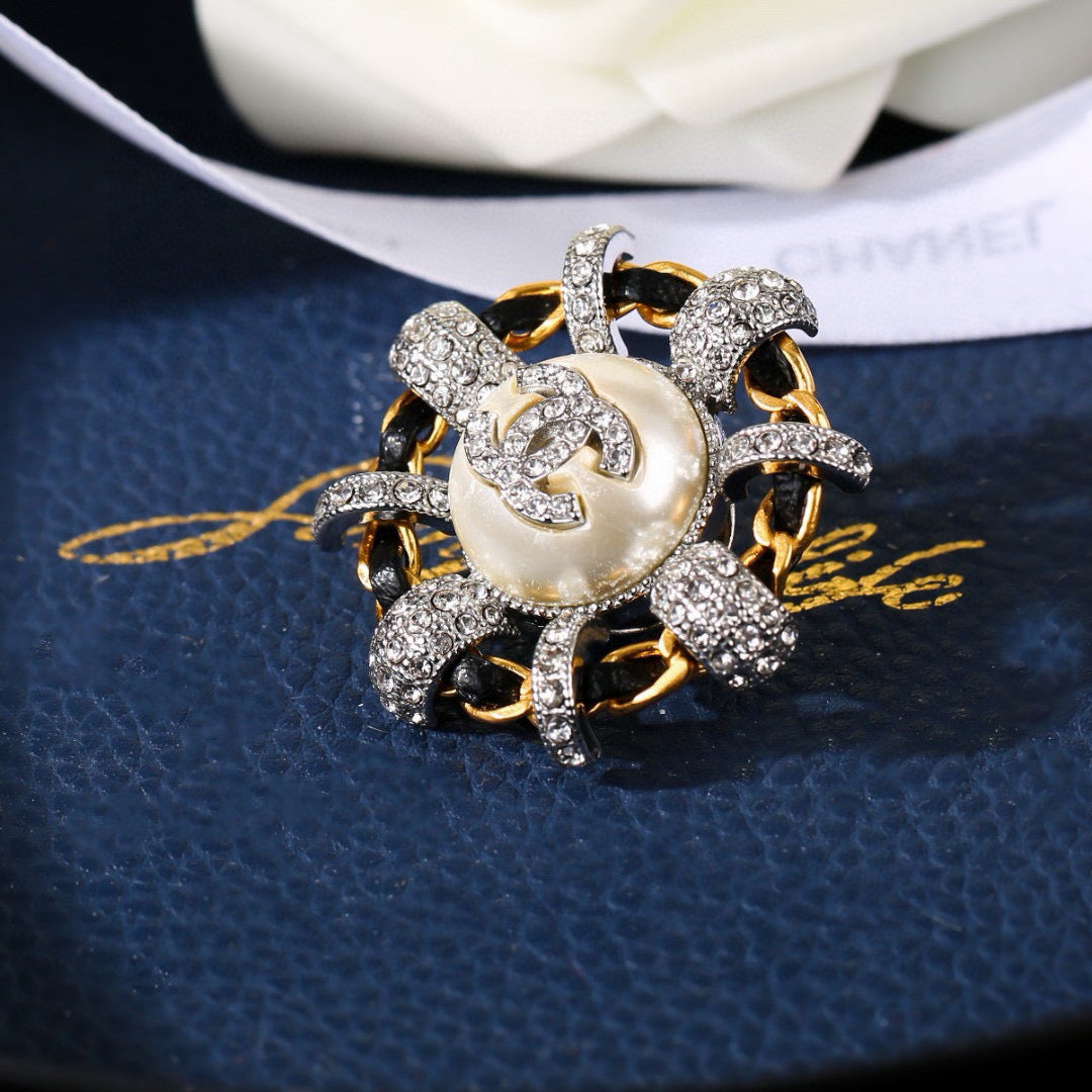 Double-C Emblem Brooch in Gold-Tone – Pearl Detail – Design 006 side detail