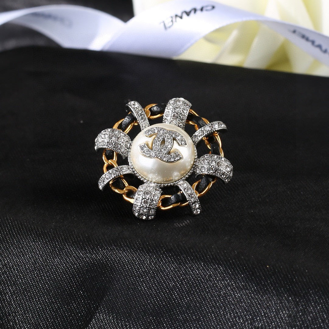 Double-C Emblem Brooch in Gold-Tone – Pearl Detail – Design 006 close-up detail
