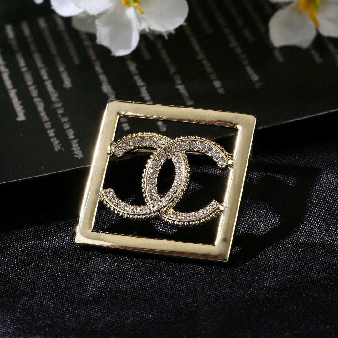 Double-C Emblem Brooch in Polished Metal-Tone – Design 057 close-up detail