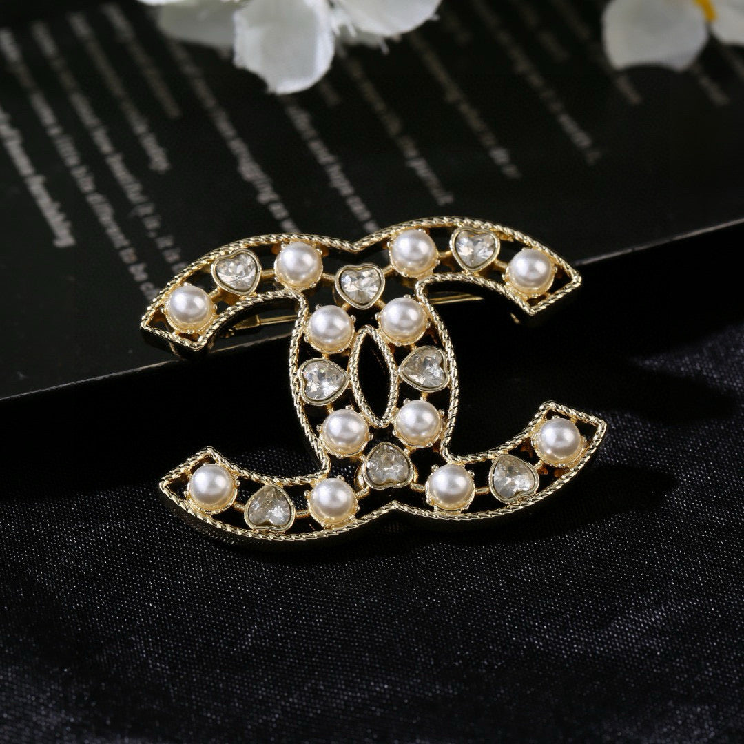 Double-C Emblem Brooch in Polished Metal-Tone – Pearl Detail – Design 008 close-up detail
