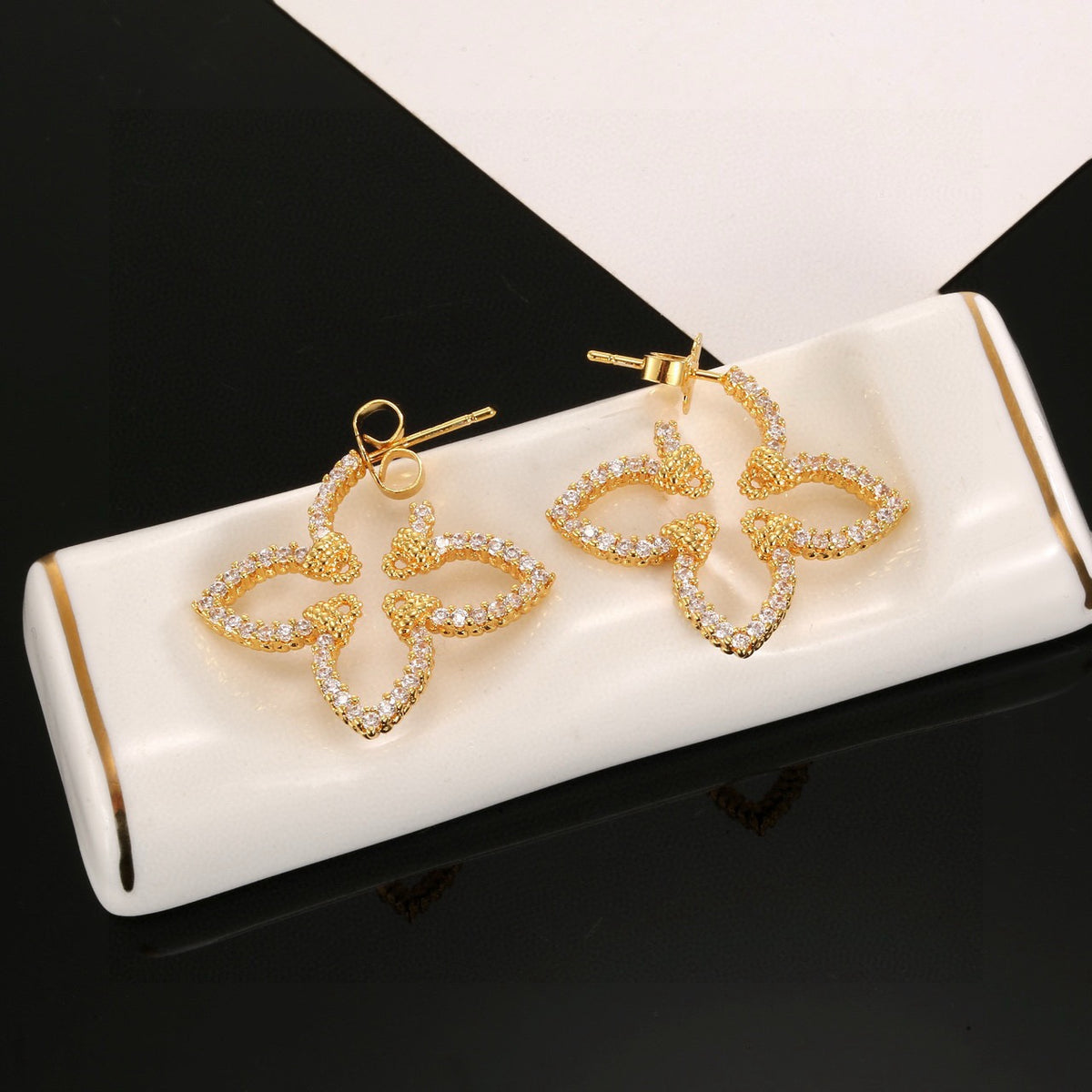 Clover Stud Earrings in Gold-Tone – Clover Detail – Design 002 detail view