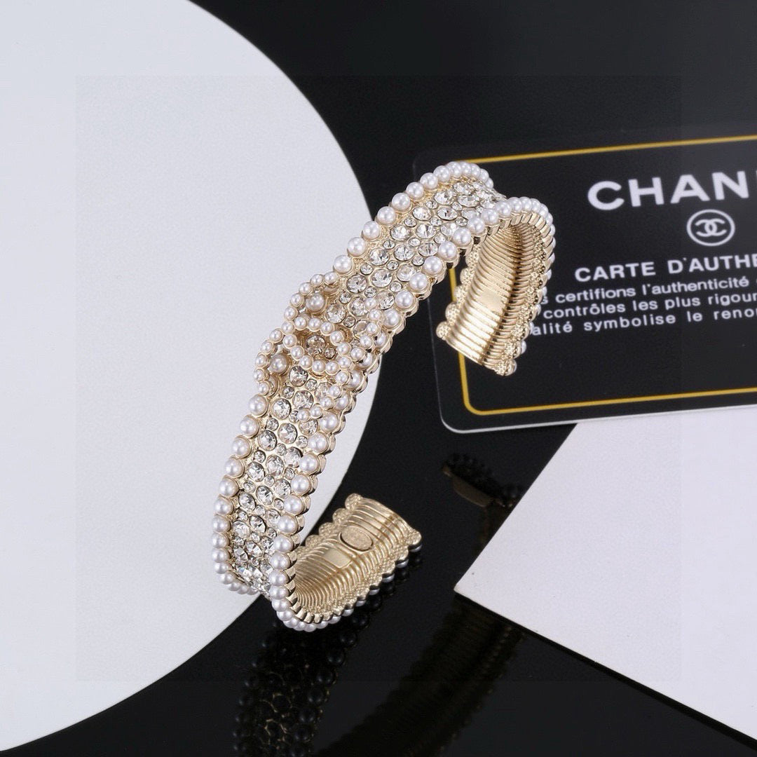 Pearl Bangle in Polished Metal-Tone – Pearl Detail main product view