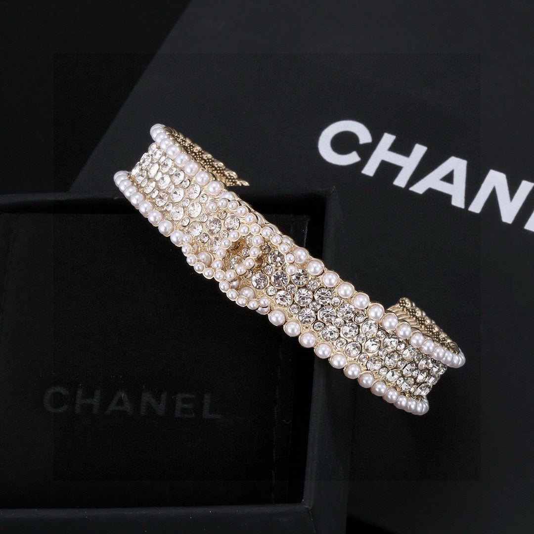 Pearl Bangle in Polished Metal-Tone – Pearl Detail close-up detail