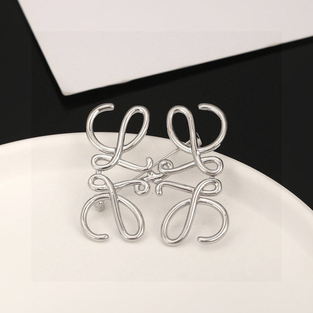 Elephant Motif Brooch Pin in Polished Metal-Tone – Design 01 detail view