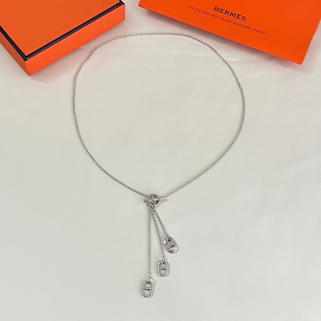 Toggle Pendant Necklace in Polished Metal-Tone – Toggle Detail – Design 014 close-up detail