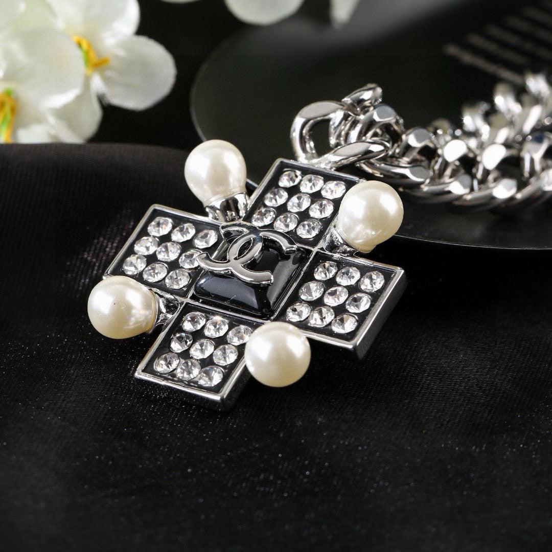 Pearl Pearl-Detail Pendant Necklace – Pearl Detail – Design 013 side detail