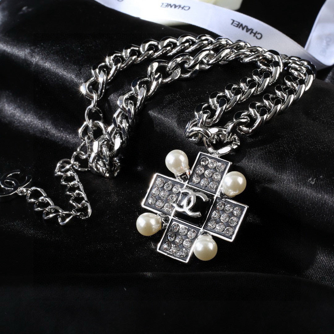 Pearl Pearl-Detail Pendant Necklace – Pearl Detail – Design 013 front product view