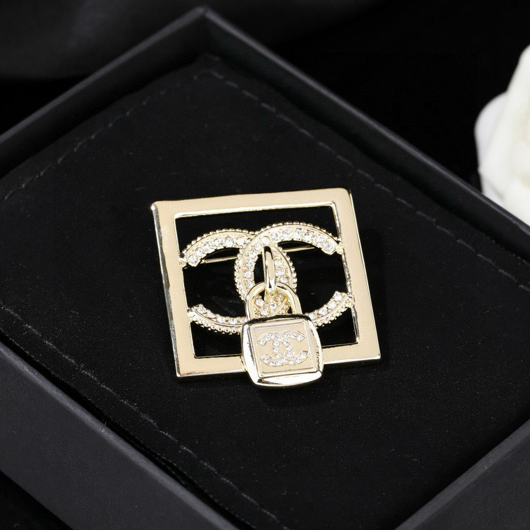 Double-C Emblem Brooch in Polished Metal-Tone – Design 011 close-up detail