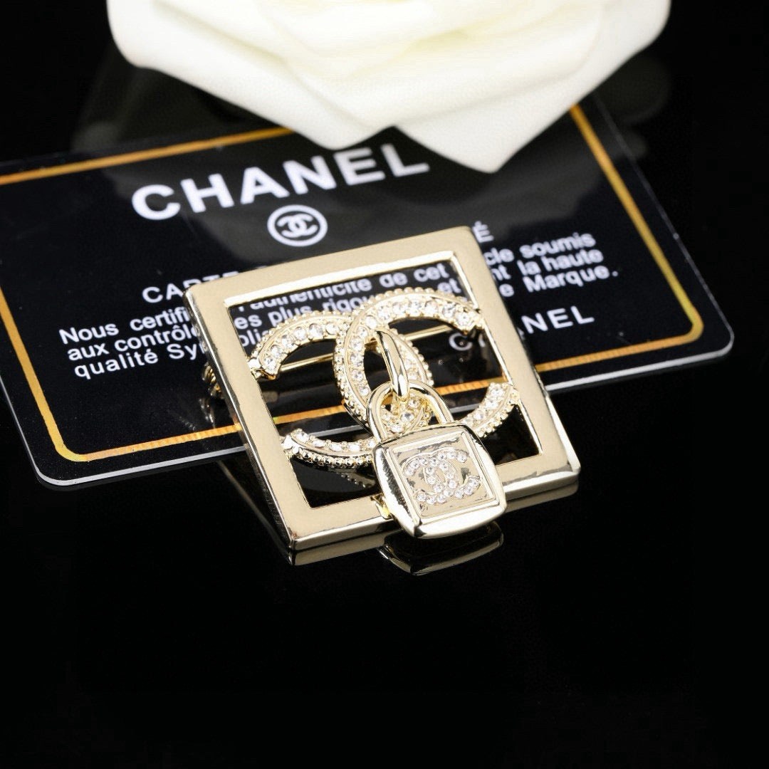 Double-C Emblem Brooch in Polished Metal-Tone – Design 011 side detail