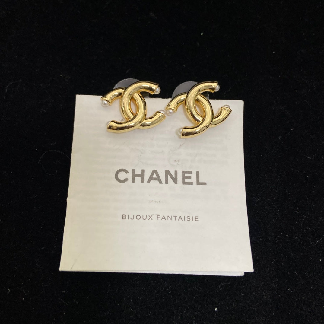 Double-C Emblem Pearl-Detail Stud Earrings – Pearl Detail – Design 010 side detail