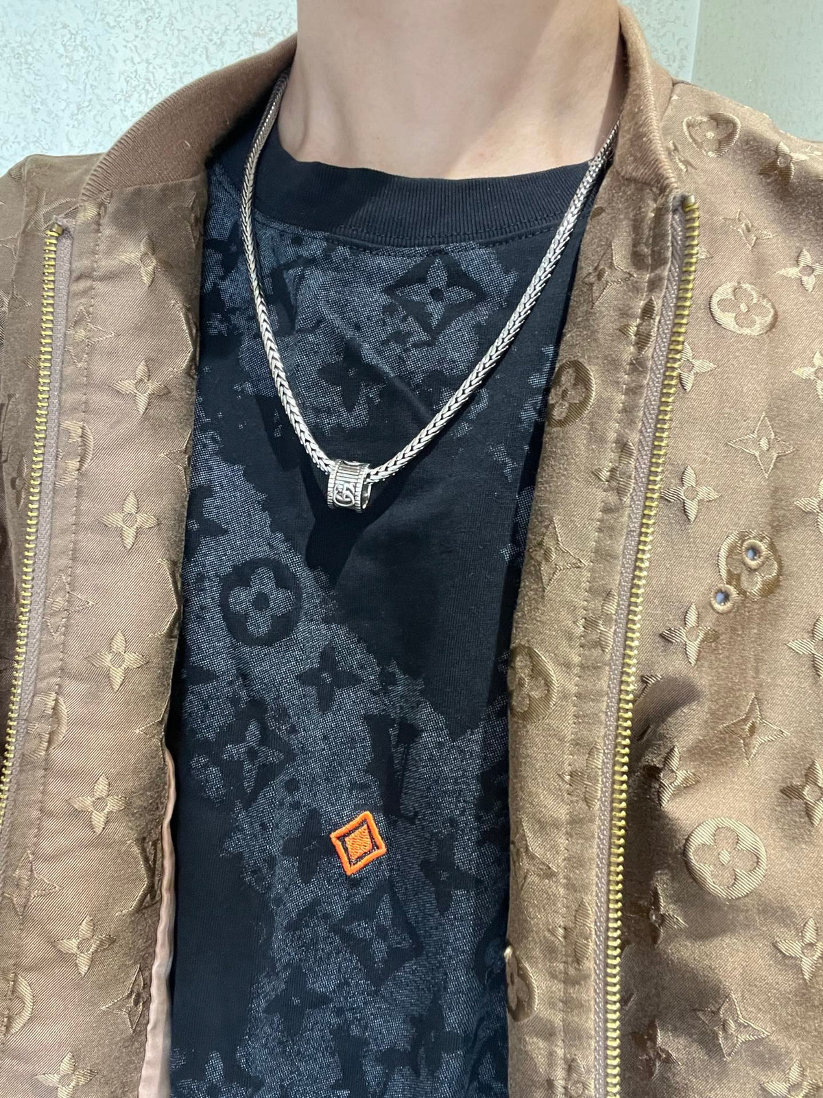 Double-G Emblem Pendant Necklace in Polished Metal-Tone – Design 034 side detail