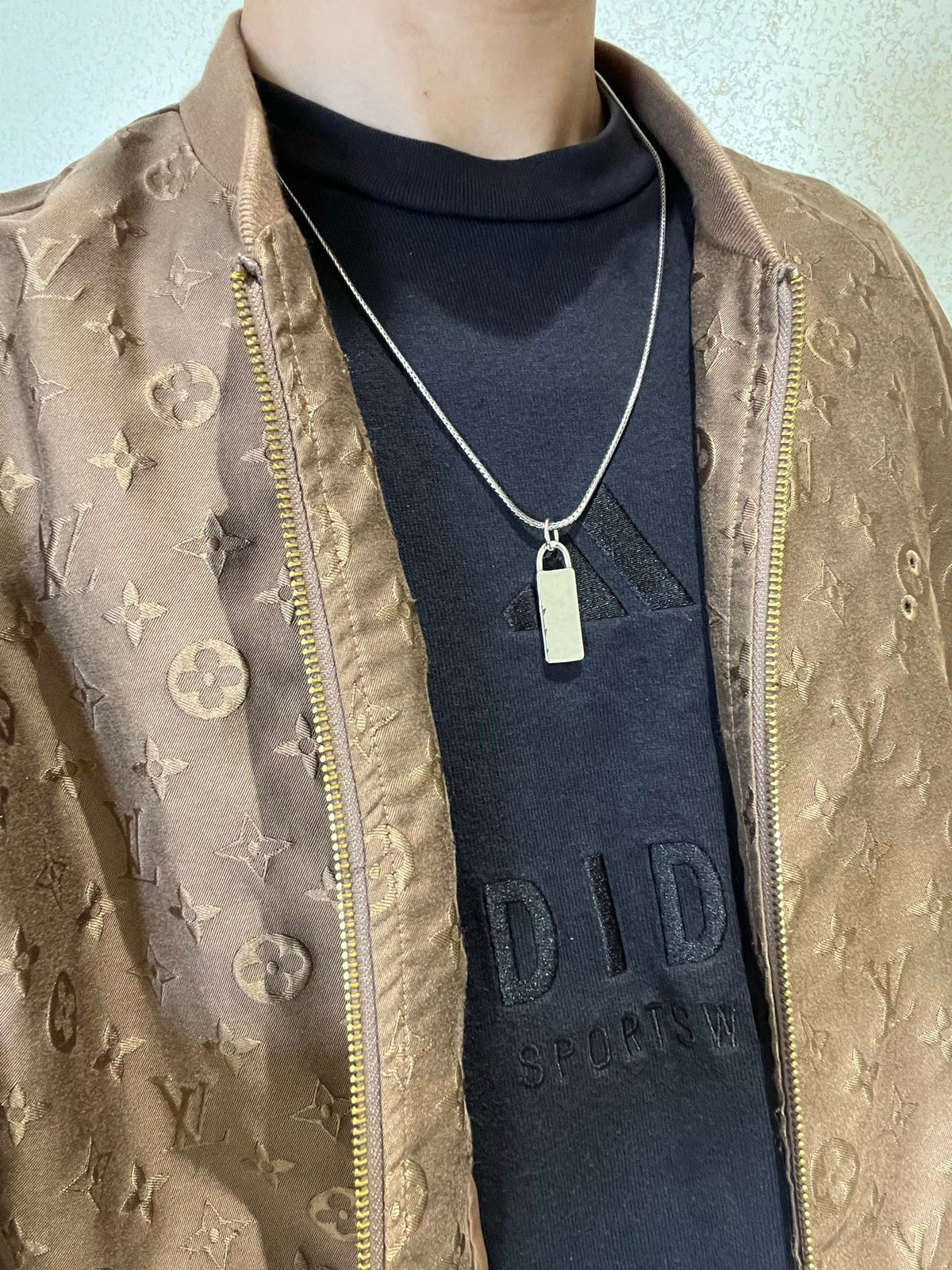 Double-G Emblem Pendant Necklace in Polished Metal-Tone – Design 033 detail view