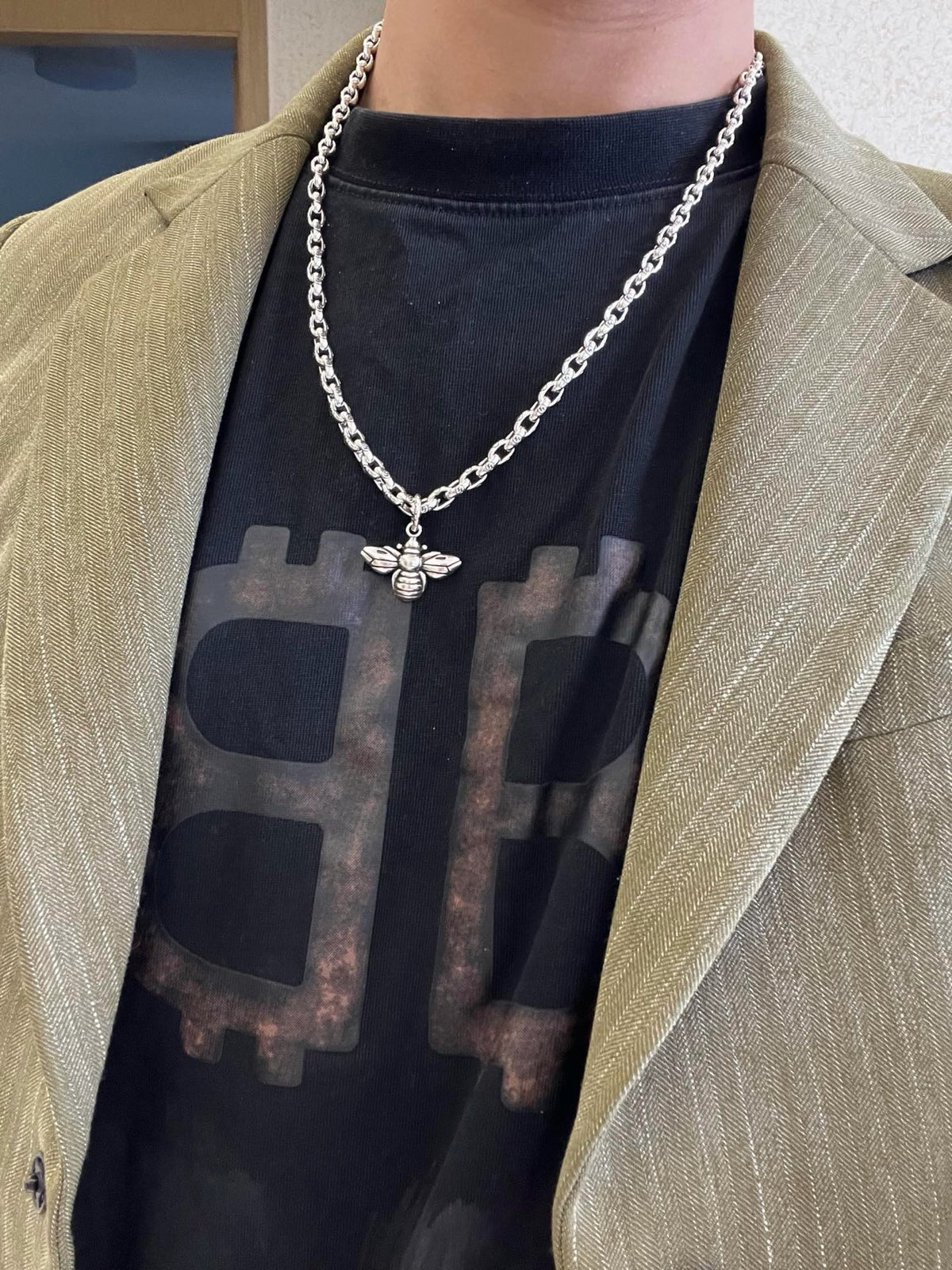 Double-G Emblem Pendant Necklace in Silver-Tone – Bee Detail detail view