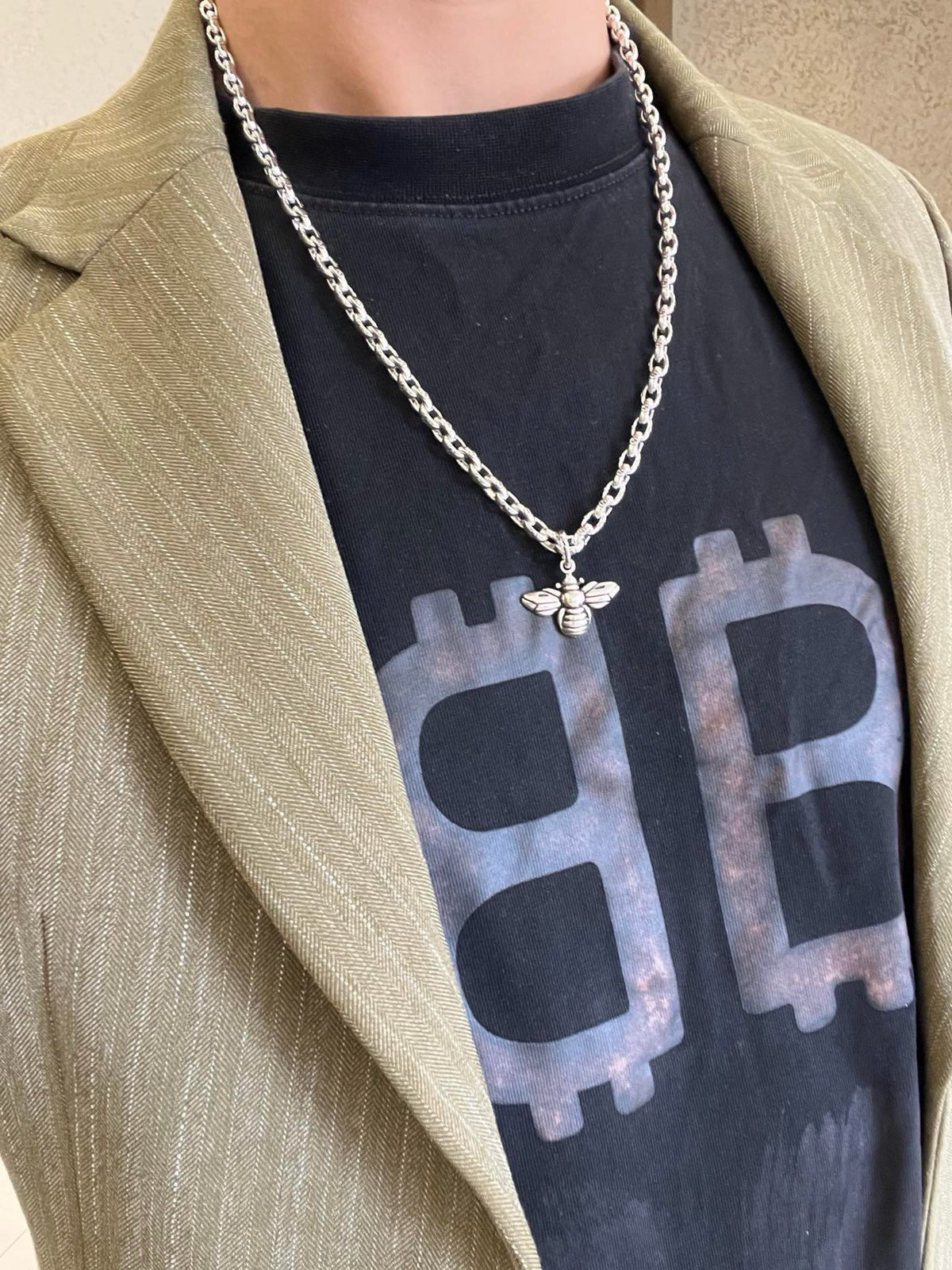 Double-G Emblem Pendant Necklace in Silver-Tone – Bee Detail styled product view