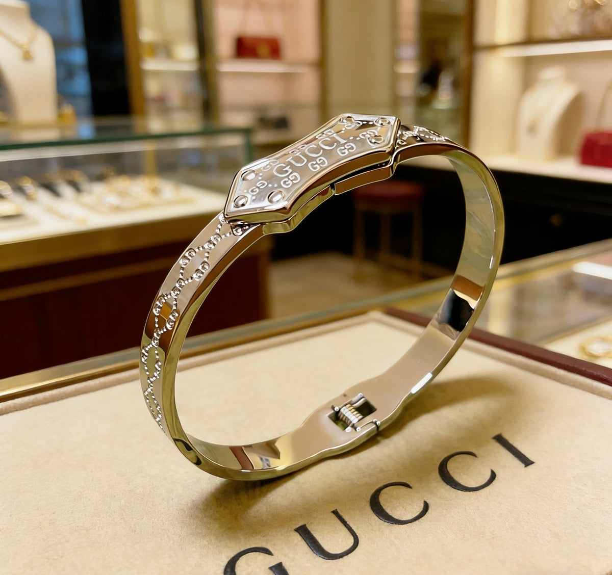 Double-G Emblem Bangle in Polished Metal-Tone – Design 016 side detail