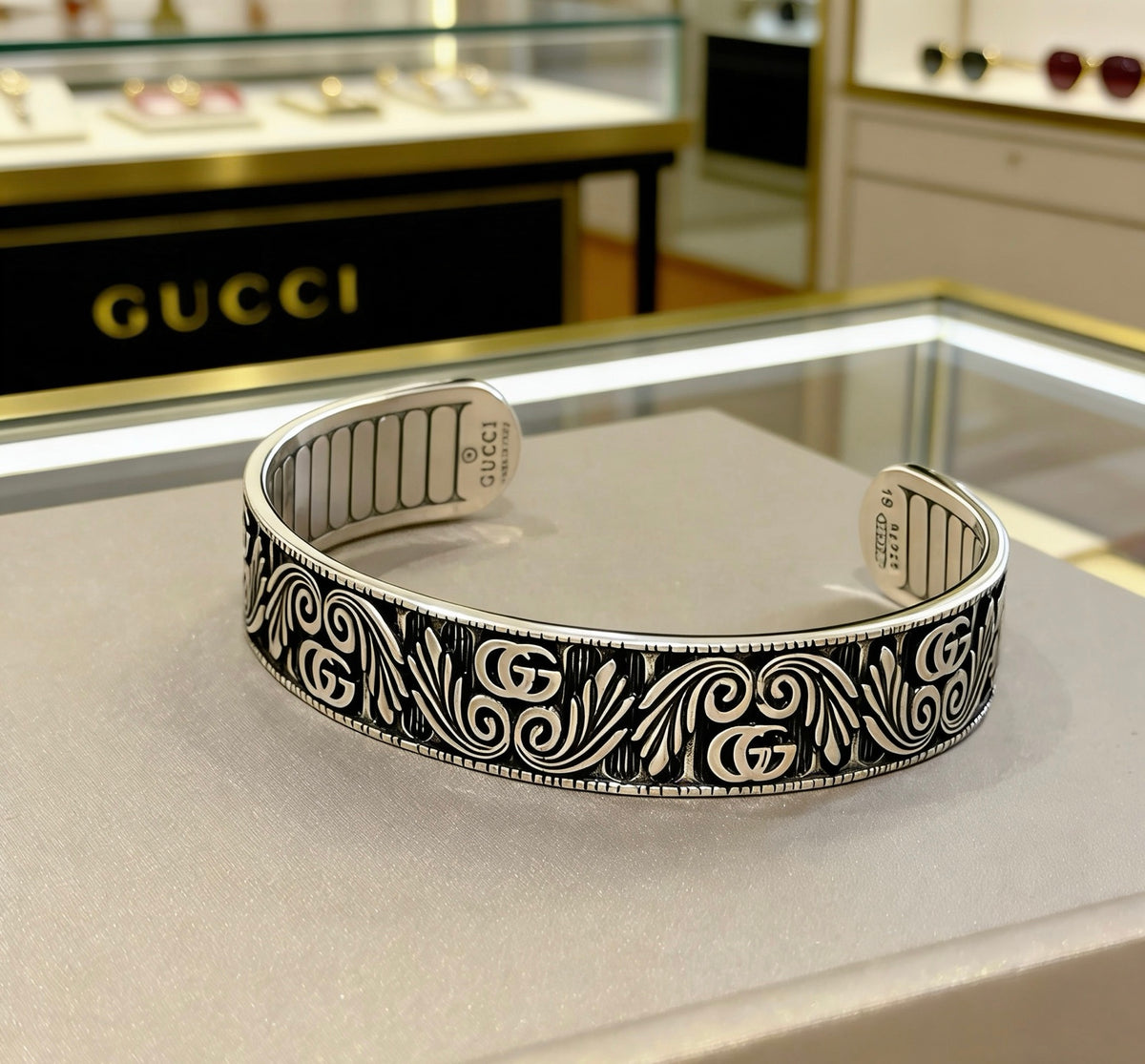 Double-G Emblem Bangle in Polished Metal-Tone – Design 013 close-up detail