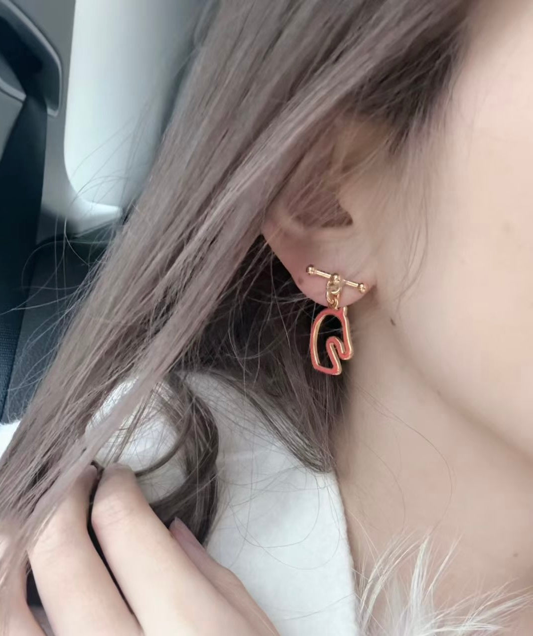 Horse Head Stud Earrings in Rose-Gold-Tone – Rose Gold Detail – Design 002 detail view