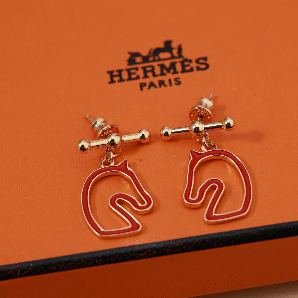 Horse Head Stud Earrings in Rose-Gold-Tone – Rose Gold Detail – Design 002 detail view