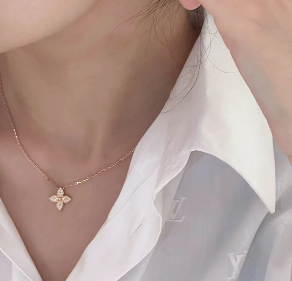 Clover Pendant Necklace in Polished Metal-Tone – Clover Detail – Design 002 side detail