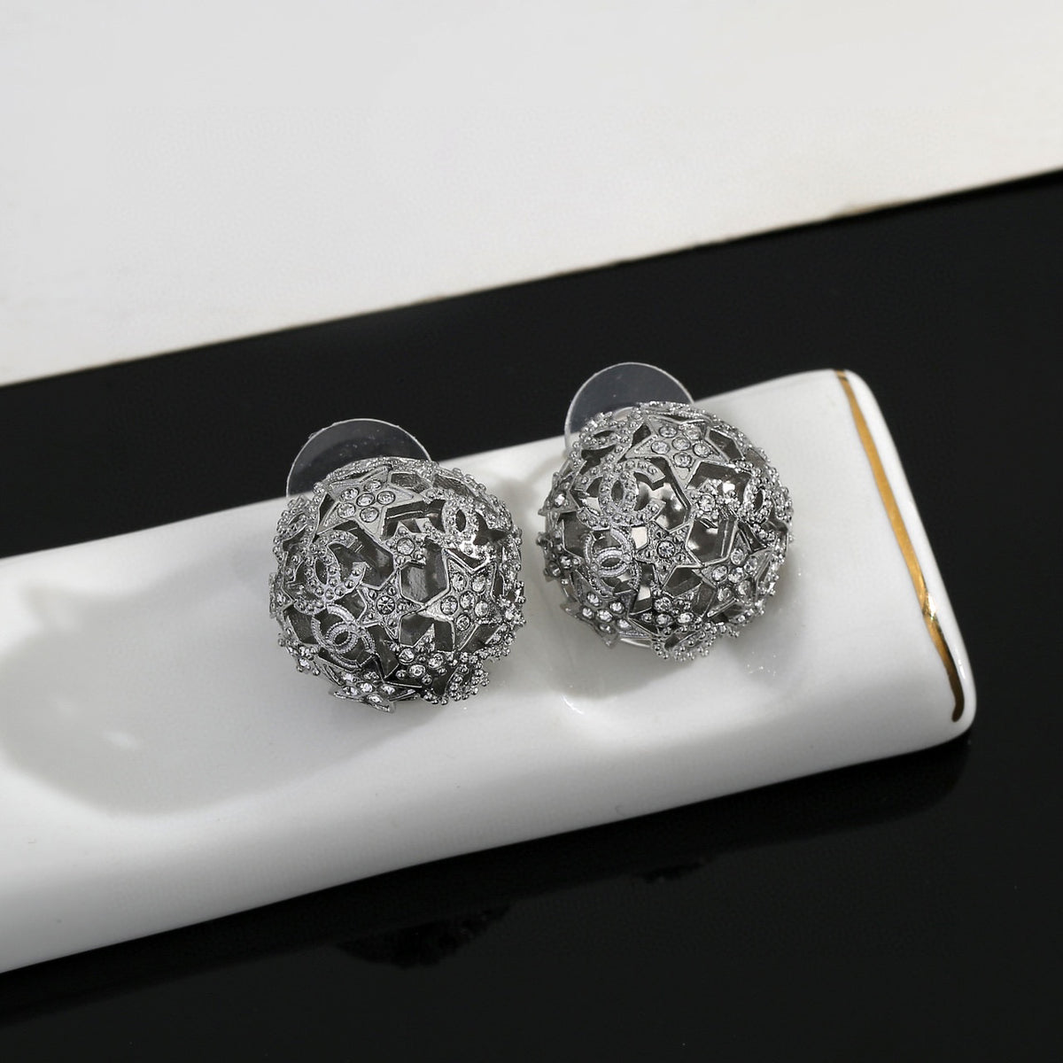 Star Stud Earrings in Gold-Tone – Star Detail – Design 004 close-up detail