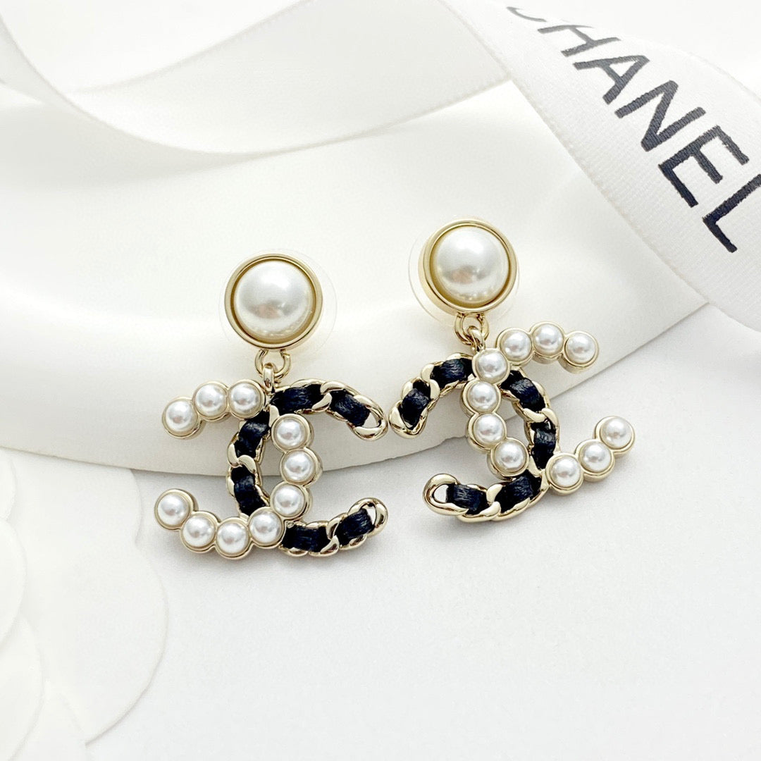 Double-C Emblem Pearl-Detail Stud Earrings – Pearl Detail – Design 004 side detail