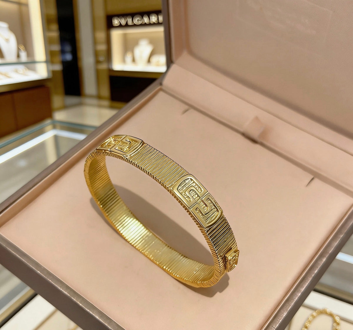 Serpentine Bangle in Polished Metal-Tone – Serpentine Detail – Design 003 side detail