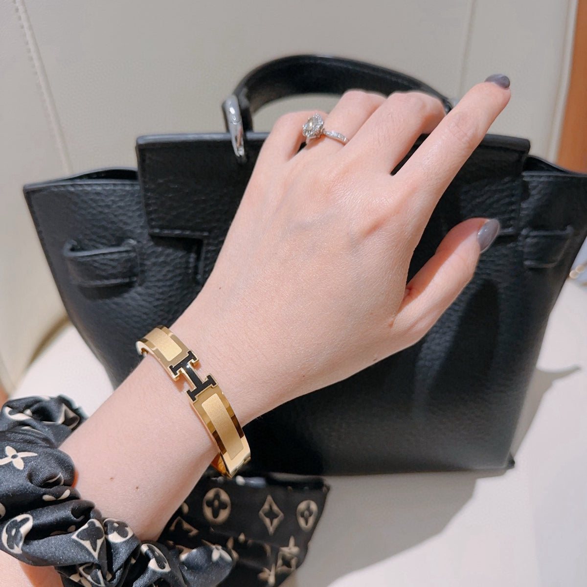 Horse Bangle in Gold-Tone – Design 016 detail view