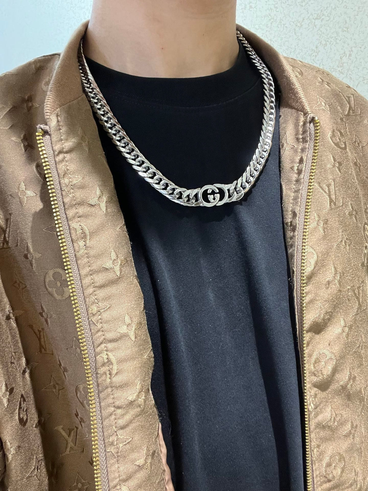 Double-G Emblem Pendant Necklace in Polished Metal-Tone – Vintage Detail – Design 020 detail view