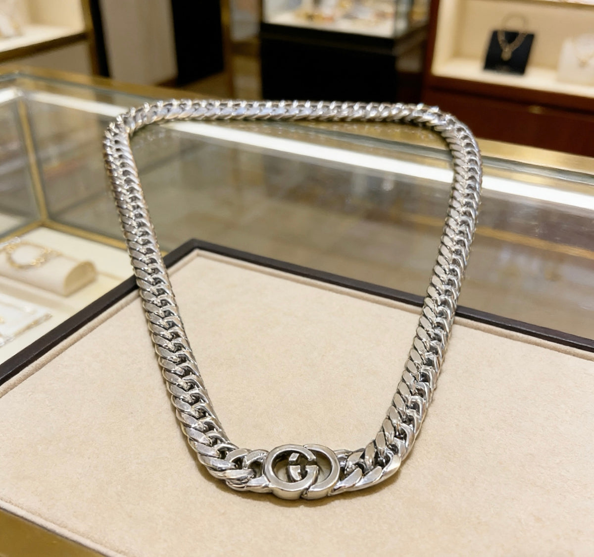 Double-G Emblem Pendant Necklace in Polished Metal-Tone – Vintage Detail – Design 020 side detail