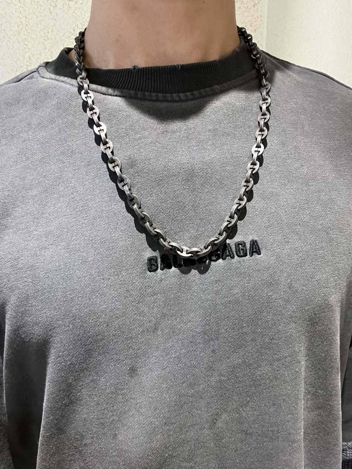 Double-G Emblem Pendant Necklace in Polished Metal-Tone – Vintage Detail – Design 018 detail view