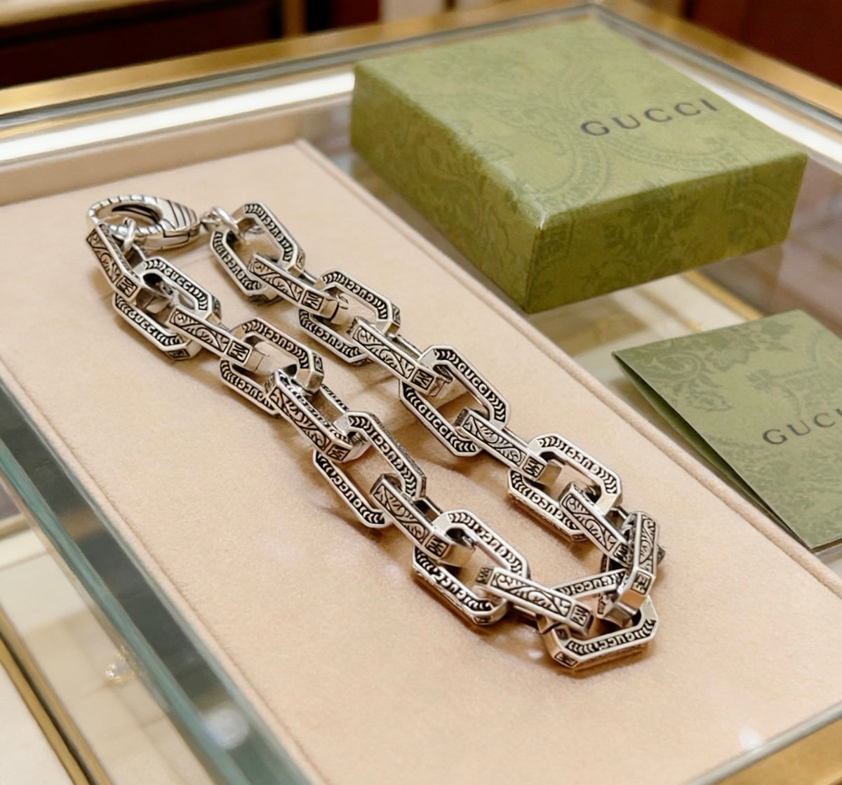 Floral Bracelet in Polished Metal-Tone – Design 005 close-up detail