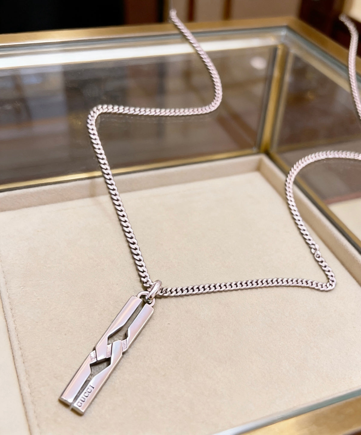 Double-G Emblem Pendant Necklace in Silver-Tone – Vintage Detail – Design 011 detail view