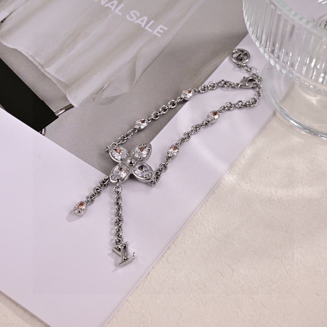 Clover Bracelet in Polished Metal-Tone – Clover Detail front product view