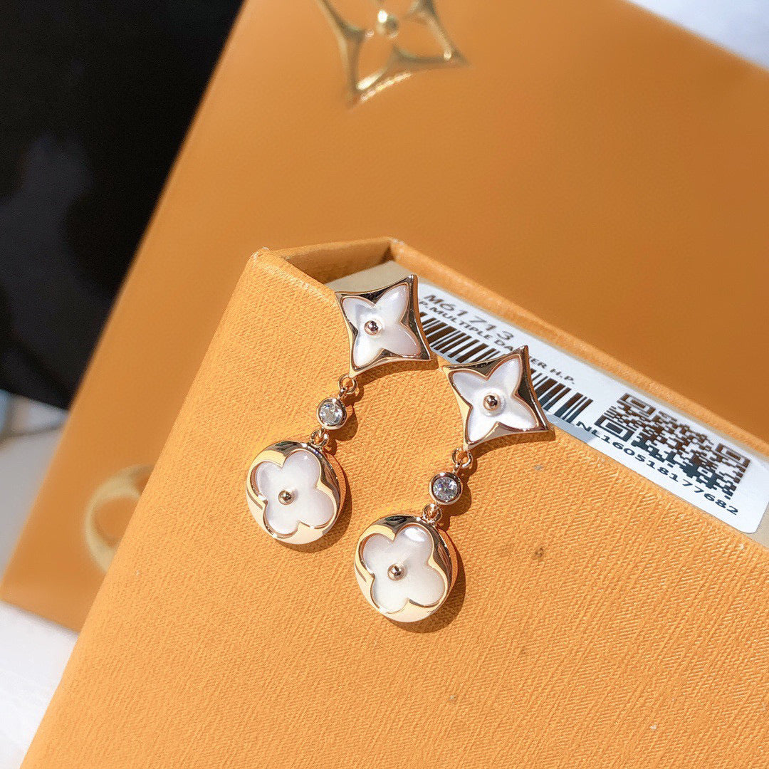 Clover Stud Earrings in Rose-Gold-Tone – Rose Gold Detail – Design 002 side detail